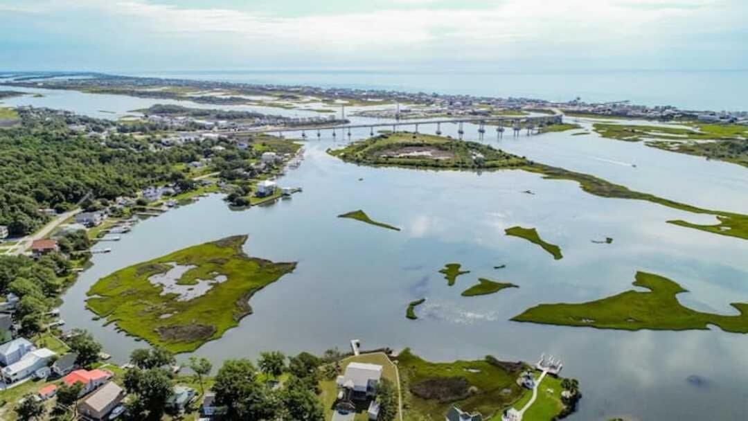 Surf City 2Br Park Home With Waterfront View And Parking Exteriér fotografie