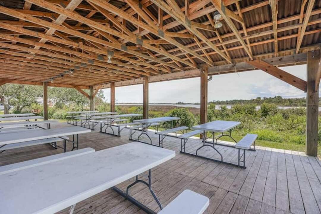 Surf City 2Br Park Home With Waterfront View And Parking Exteriér fotografie