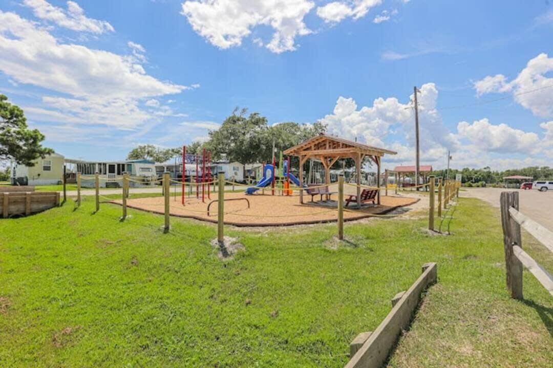 Surf City 2Br Park Home With Waterfront View And Parking Exteriér fotografie